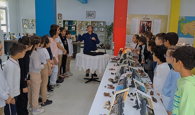 Taş koleksiyonunu öğrencilerin istifadesine sunuyor