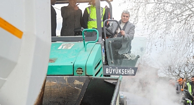 Başkan Yüce finişerin direksiyonunda