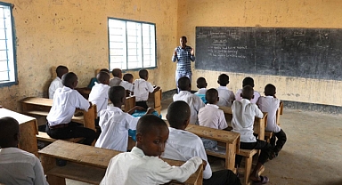 Kenya’da bir fen bilimleri öğretmeni, kesintisiz 62 saatten fazla ders vererek dünya rekoru kırdı