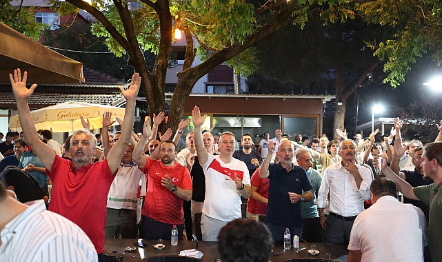 Başkan Çelik Milli Maç Heyecanını Serdivanlılarla Birlikte Yaşadı